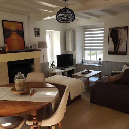 Maison De Charme Avec Terrasse Ver-sur-Mer